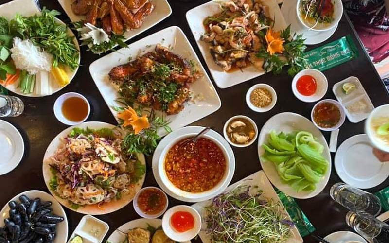 nhà hàng sân vườn đẹp ở Hà Nội-Sen Đầm Trị (2)