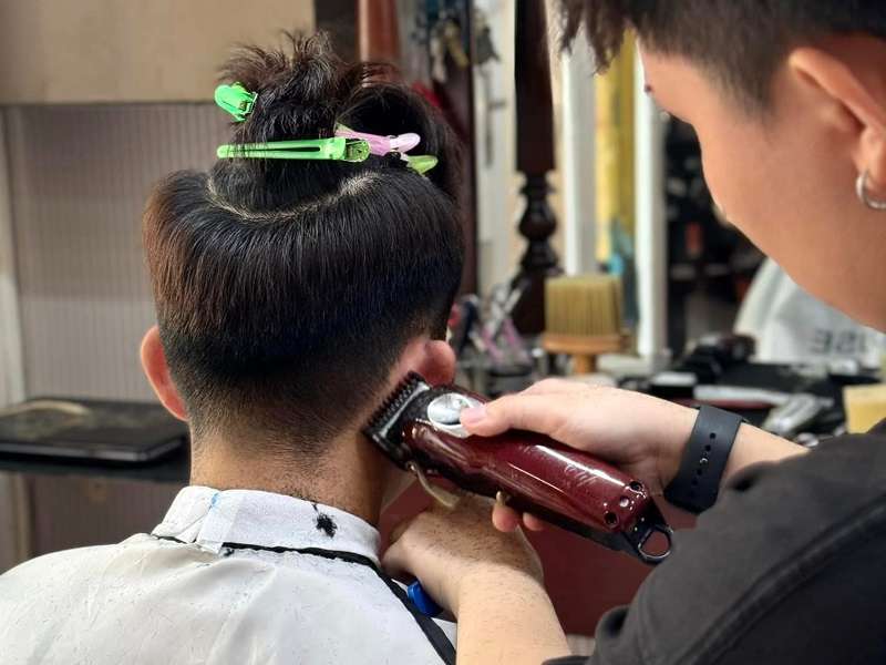 Tạo mẫu tóc cho khách tại The House Barbershop